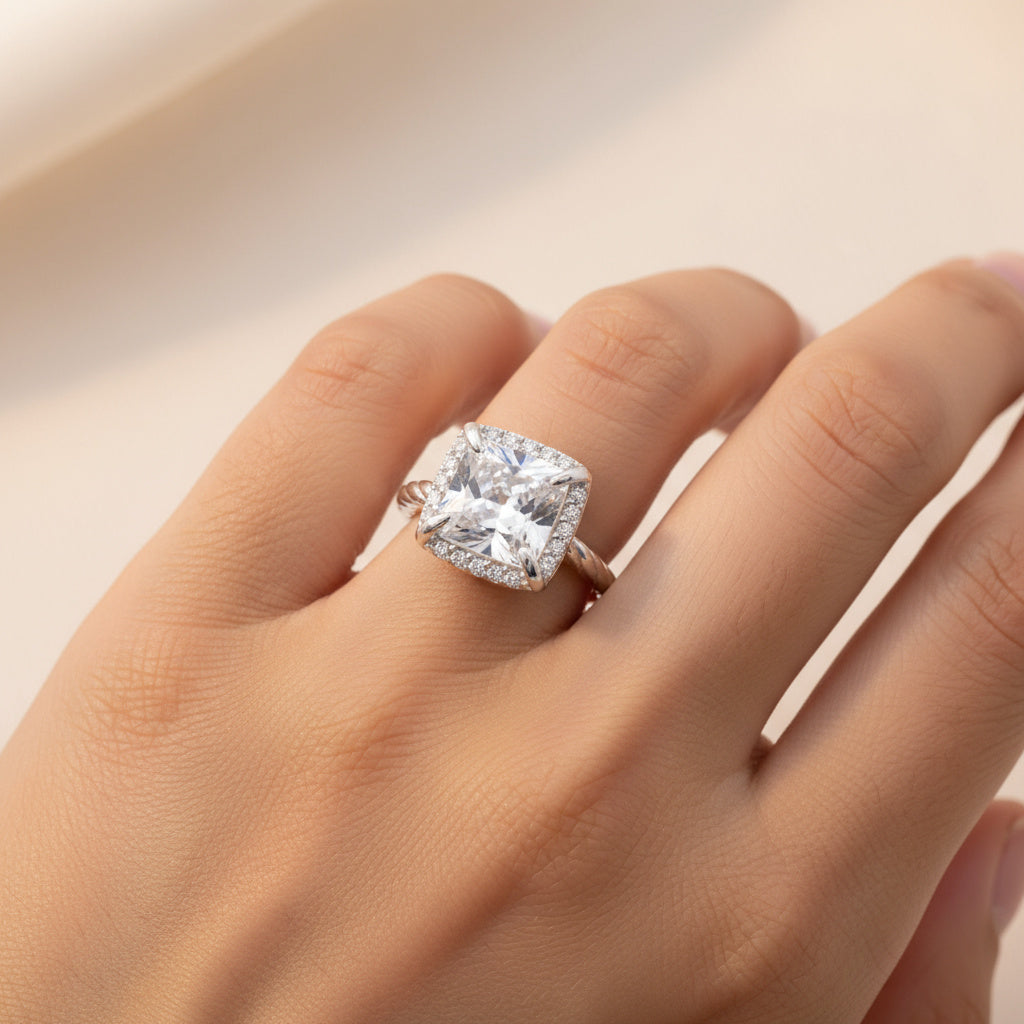 Anillo Solitario de Plata .925 Diseño Cuadrado con Uñas en Pico y Zirconias Brillantes mod. 1147