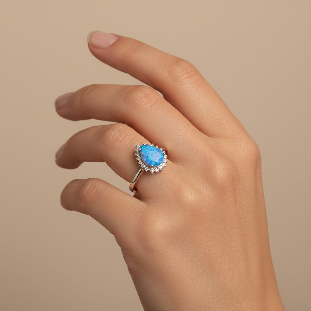 Anillo de Plata .925 con Diseño en Forma Gota Incrustado de Ópalo mod. 1500