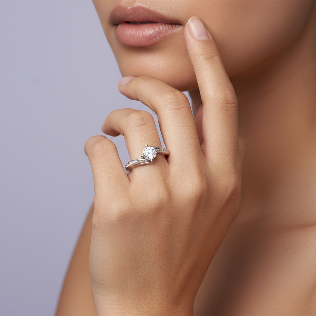 Anillo Solitario de Plata .925 con Diseño Cruzado y Zirconia Brillante mod. 1499