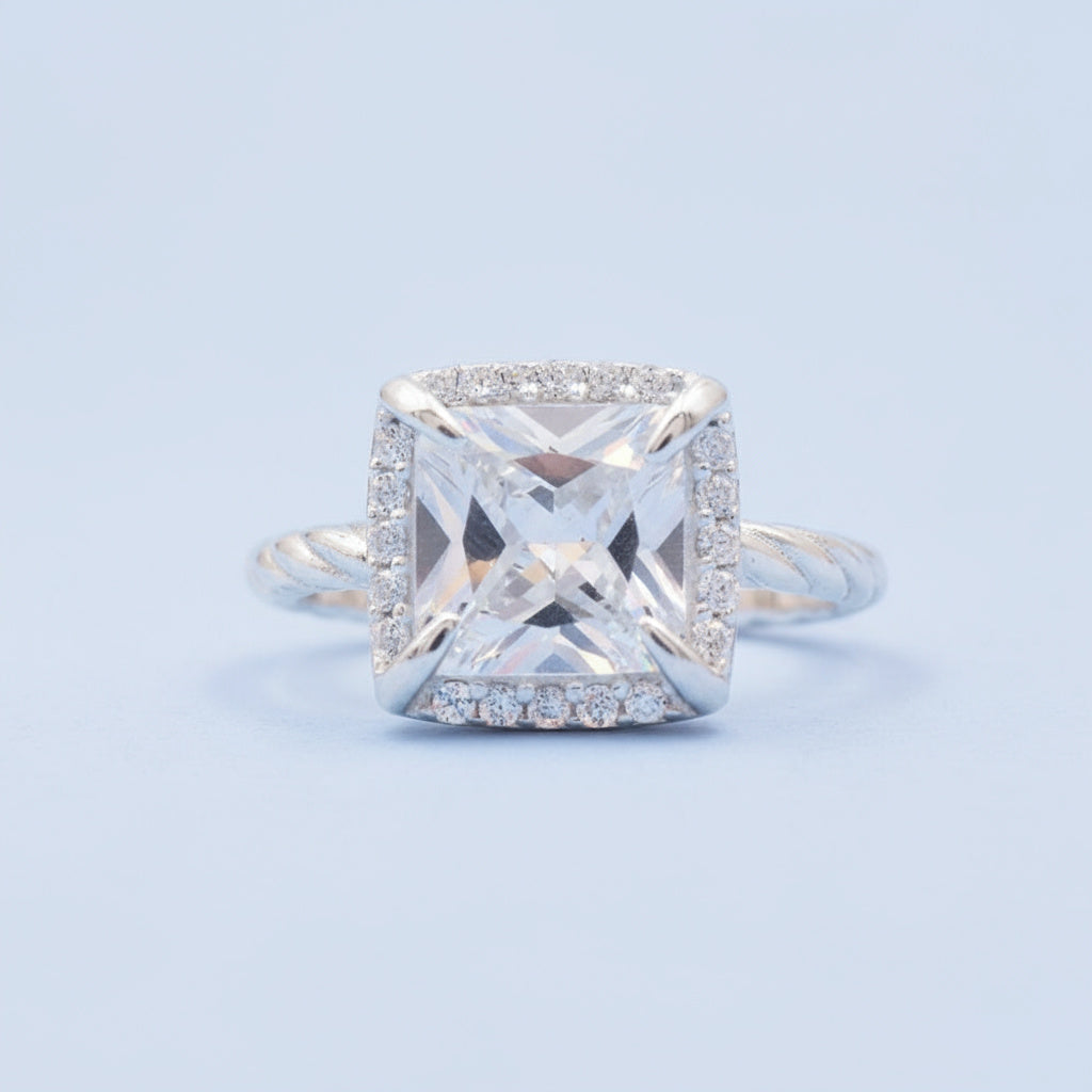 Anillo Solitario de Plata .925 Diseño Cuadrado con Uñas en Pico y Zirconias Brillantes mod. 1147