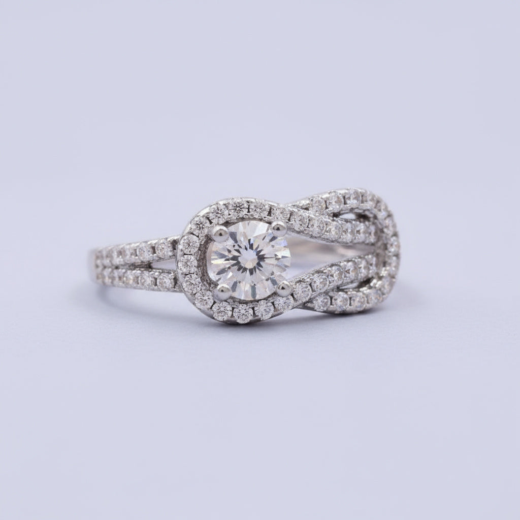 Anillo Solitario de Plata .925 Diseño de Lazo Detallado con Zirconias FInas mod. 1145