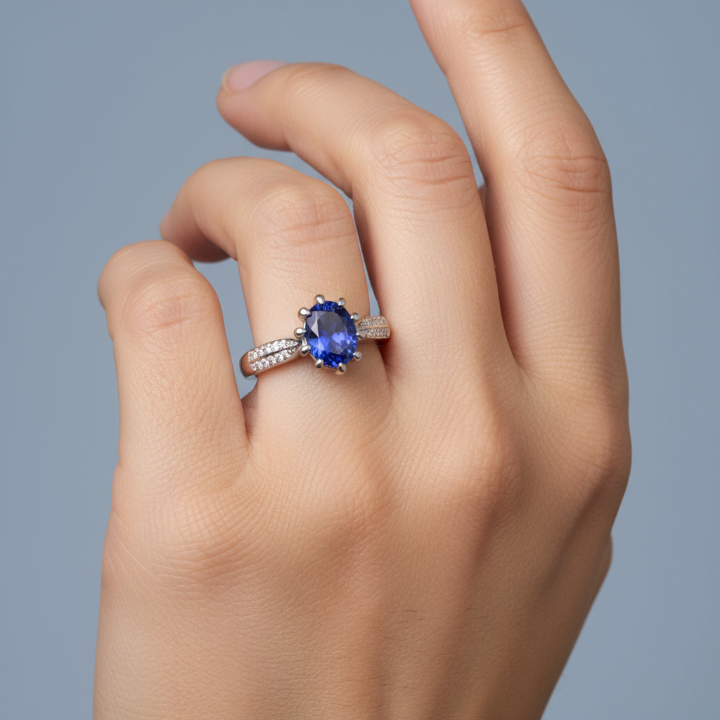 Anillo de Plata .925 con Diseño en Forma Oval Incrustado de Zirconias mod. 1493