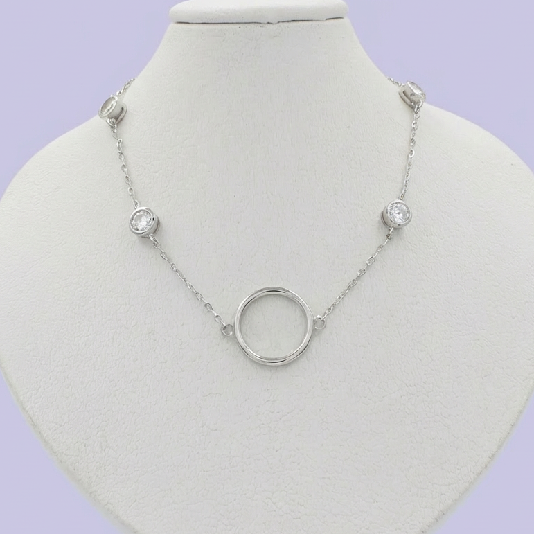 Gargantilla de Plata .925 Diseño de Aro Central con Incrustación de Zirconias mod. 1651