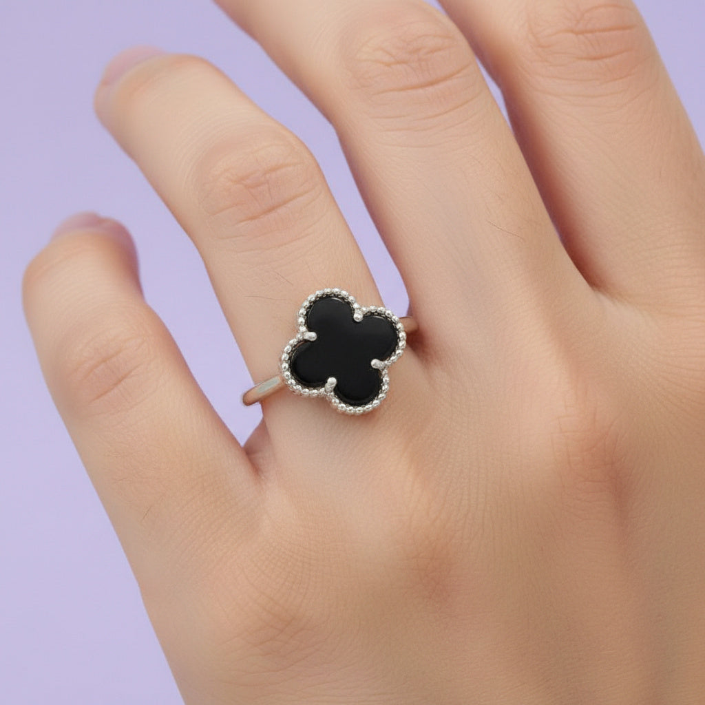 Anillo de Plata .925 Diseño de Trébol con Incrustación de Ónix mod. 1603