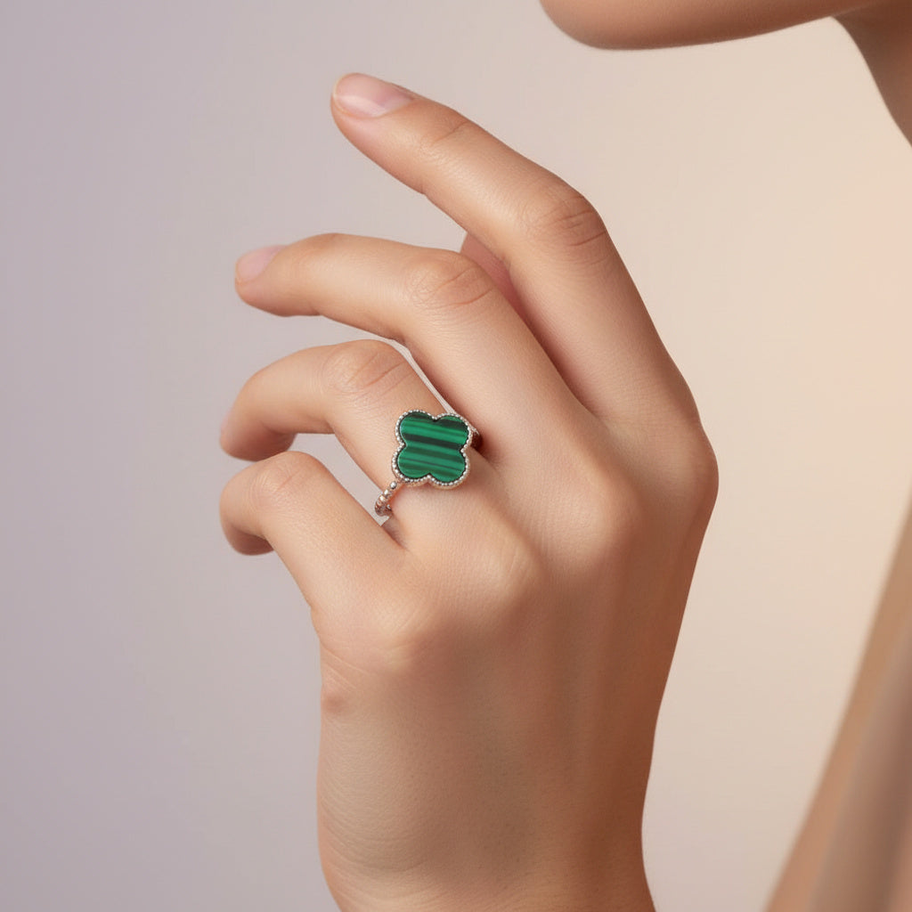 Anillo de Plata .925 con Diseño de Trébol Incrustado de Malaquita mod. 1599