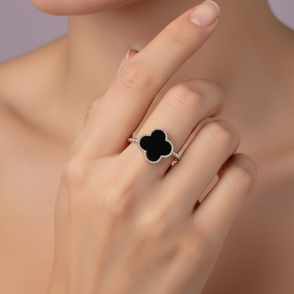 Anillo de Plata .925 con Diseño de Trébol Incrustado de Ónix mod. 1600