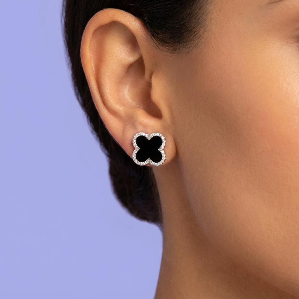 Arete de Plata .925 con Diseño de Trébol con Incrustación de Ónix mod. 1447