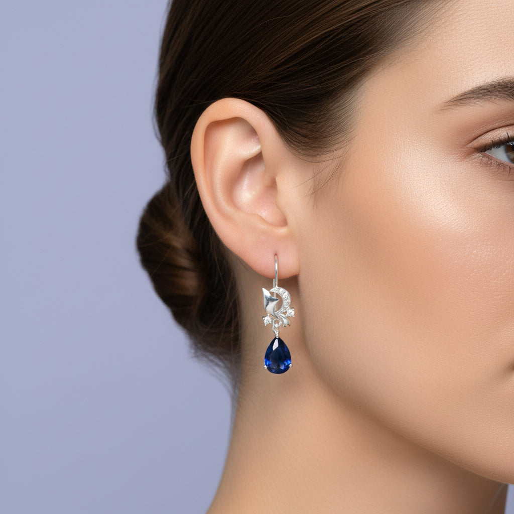 Arete Largo de Plata .925 con Diseño Elegante con Detalle de Luna Incrustado de Zirconias  mod. 1592