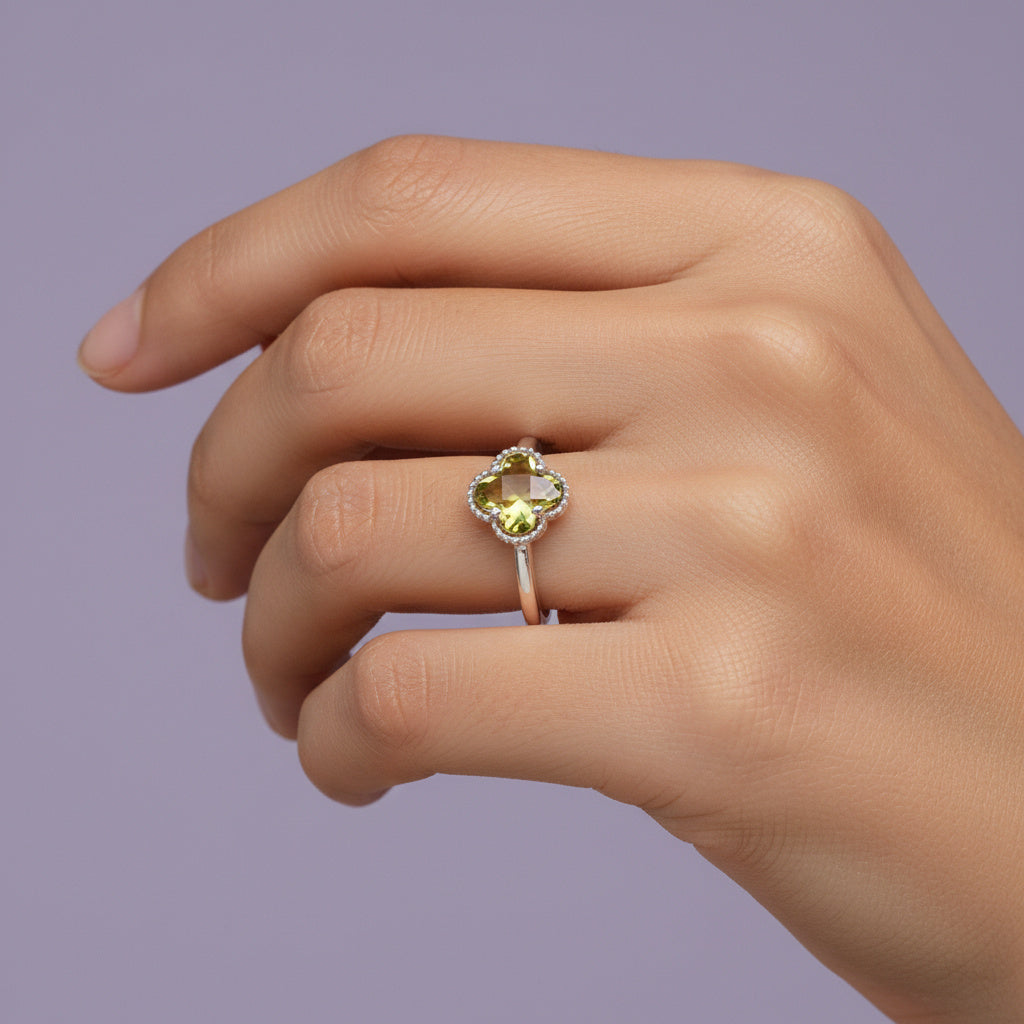 Anillo de Plata .925 con Diseño de Trébol Incrustado de Sultanita mod. 1602