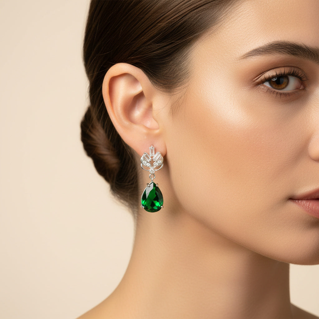 Arete Largo de Plata .925 con Diseño de Flor Incrustado de Zirconias mod. 1594