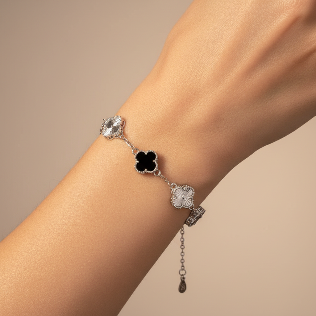 Pulsera de Plata .925 con Diseño de Treból Incrustado de Ónix. 1470