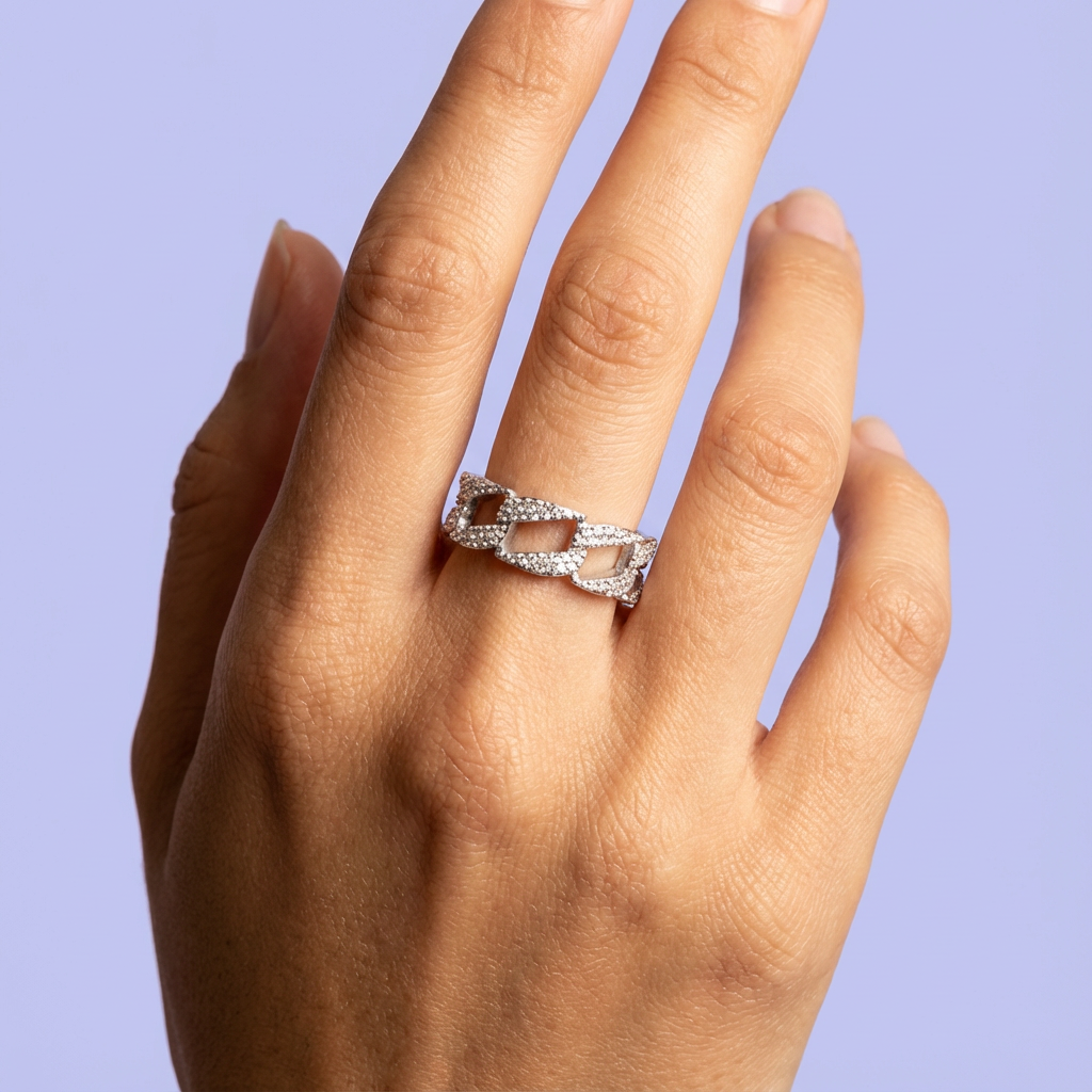 Anillo de Plata .925 con Diseño de Eslabones Incrustado de Zirconias mod. 1675