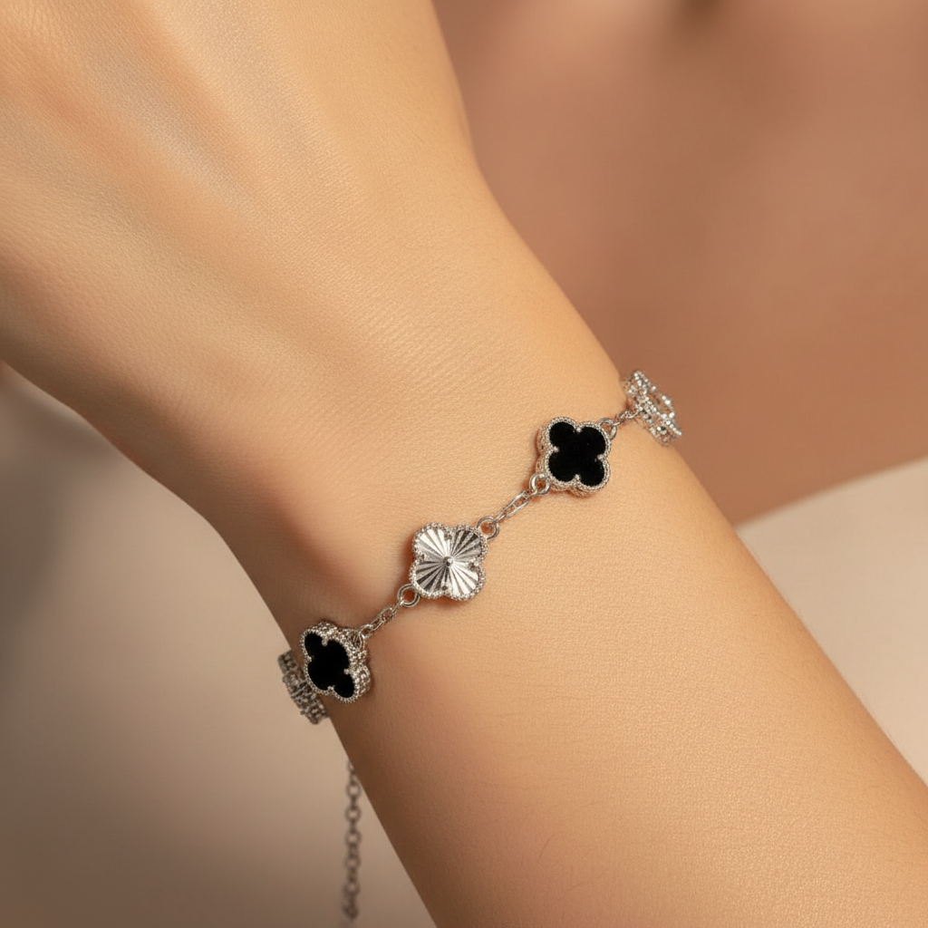 Pulsera de Plata .925 con Diseño de Treból Incrustado de Ónix. 1470