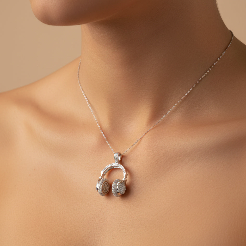 Dije de Plata .925 con Diseño de Audifonos Incrustado de Zirconias mod. 1527