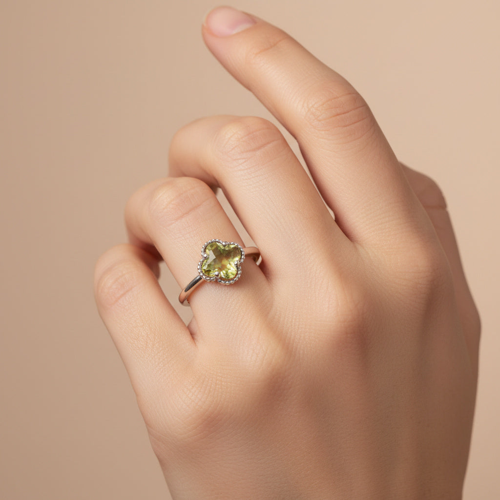 Anillo de Plata .925 con Diseño de Trébol Incrustado de Sultanita mod. 1602