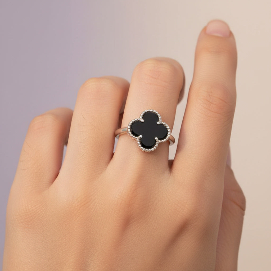 Anillo de Plata .925 Diseño de Trébol con Incrustación de Ónix mod. 1603