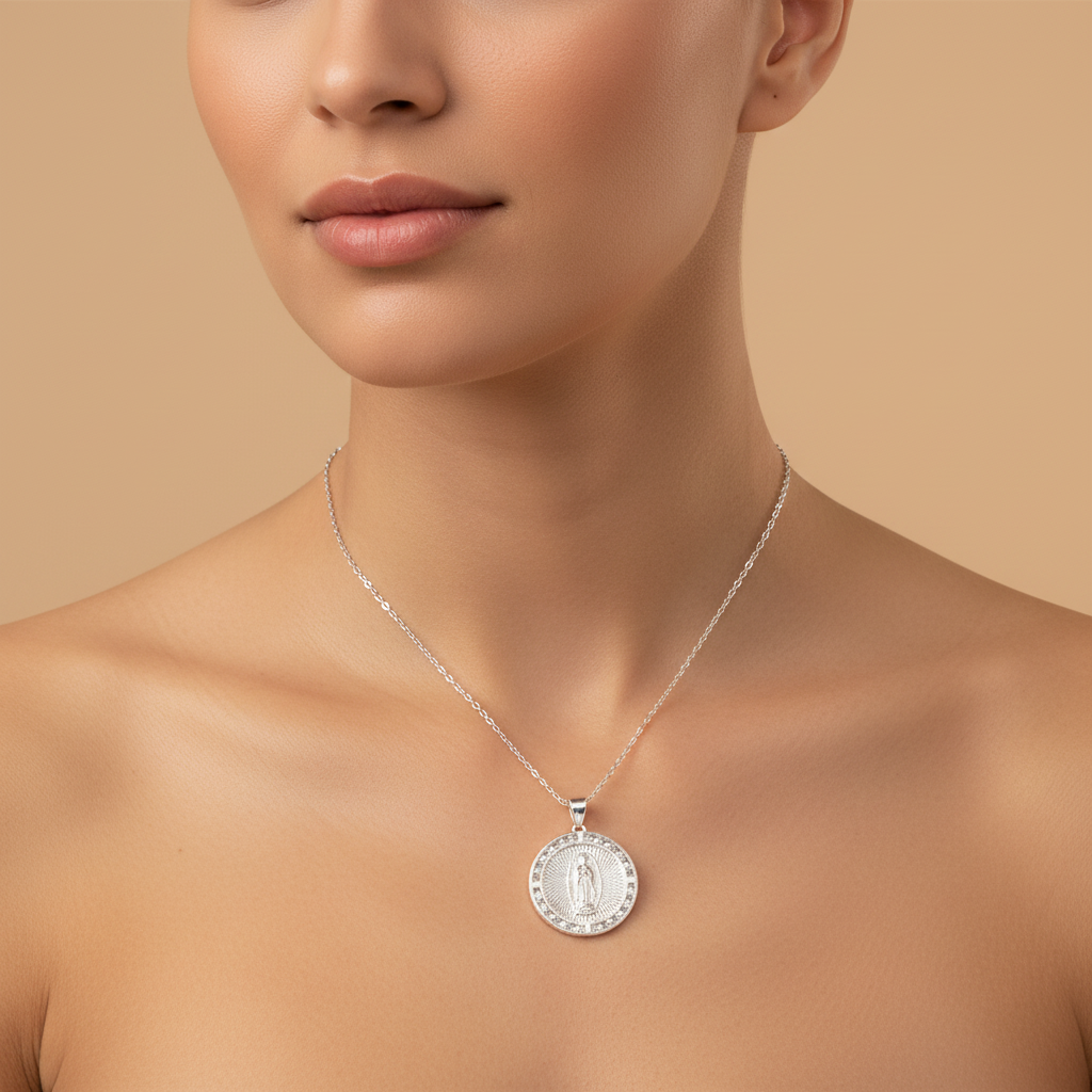 Medalla de Plata .925 de la Virgen Guadalupe Circular con Incrustación de Zirconias mod. 1582