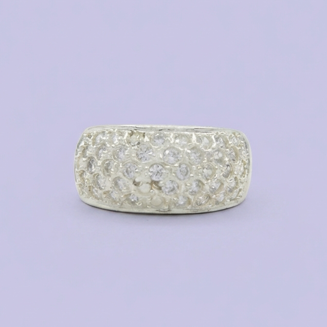 Anillo de Plata .925 con Diseño Glamoroso Incrustado de Zirconias mod. 1823
