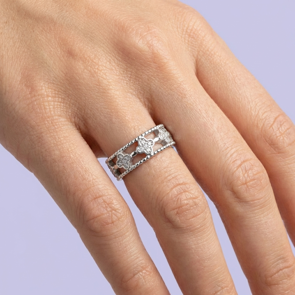 Anillo de Plata .925 con Diseño de Trébol Incrustado de Zirconias mod. 1835