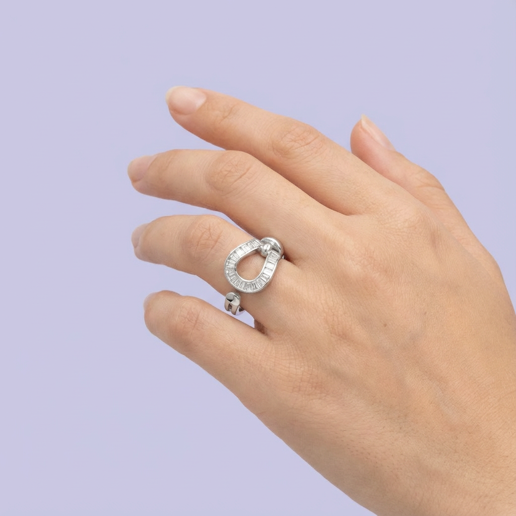 Anillo de Plata .925 con Diseño de Herradura Incrustado de Zirconias mod. 1813