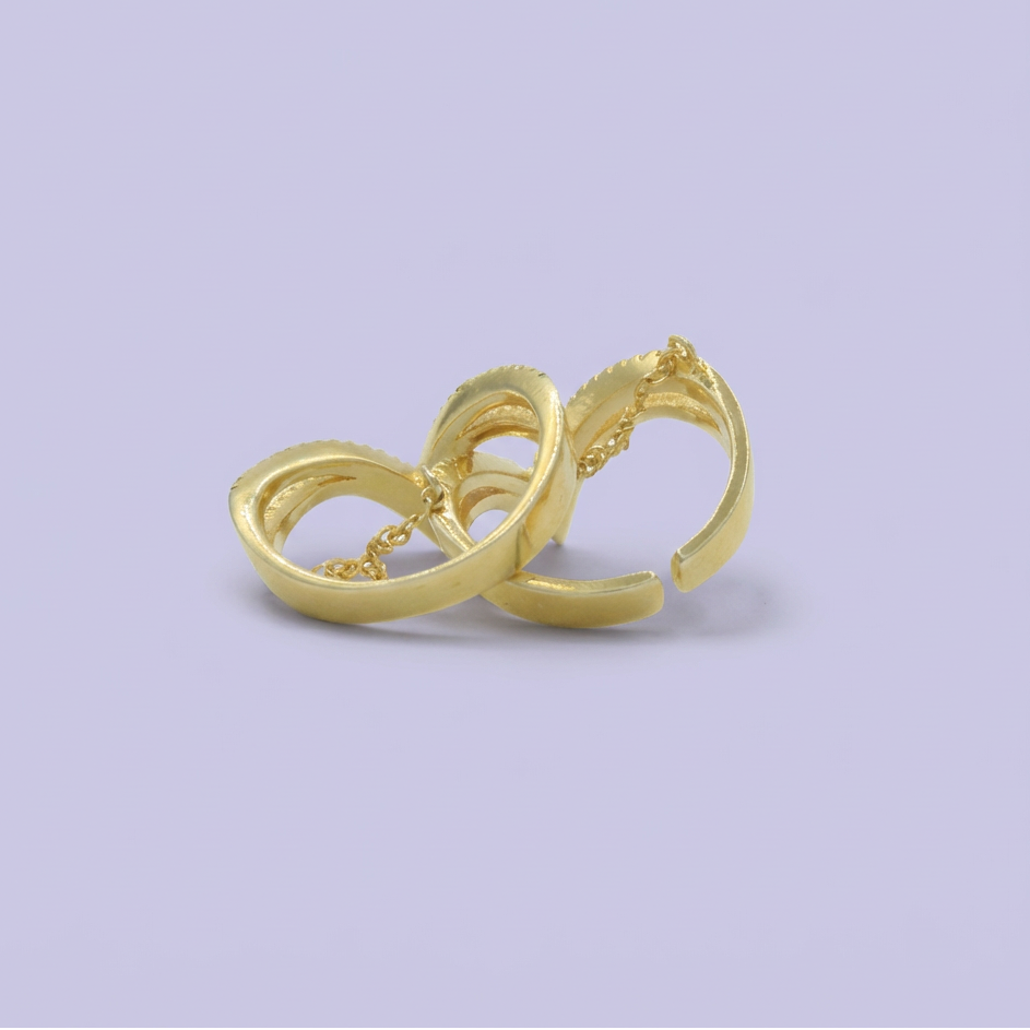 Anillo de Plata .925 con Diseño de Doble V Elegante con Zirconias mod. 1827