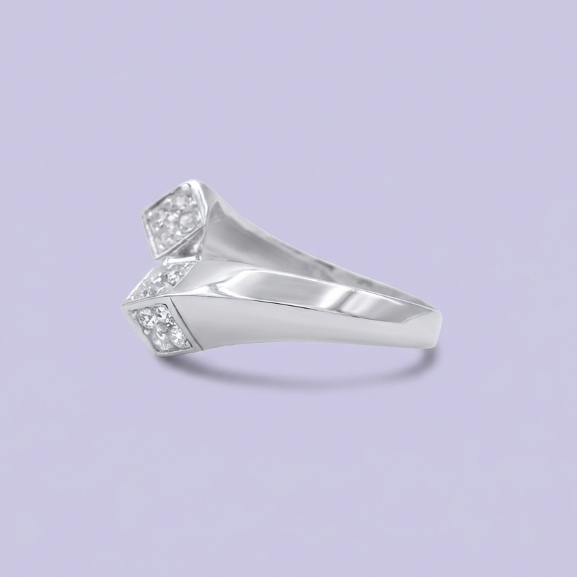 Anillo de Plata .925 con Diseño de Abierto Incrustado de Zirconias Cuadrada mod. 1822