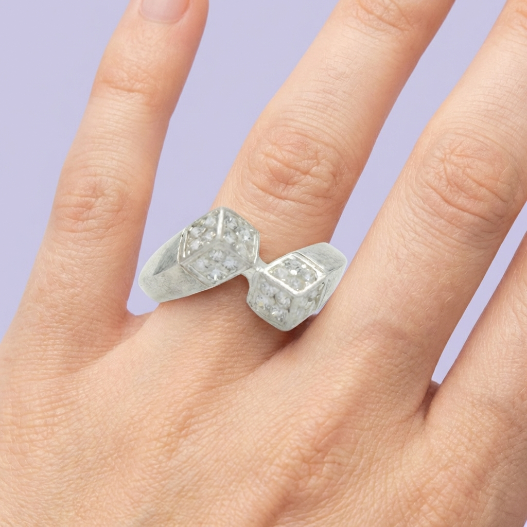 Anillo de Plata .925 con Diseño de Abierto Incrustado de Zirconias Cuadrada mod. 1822