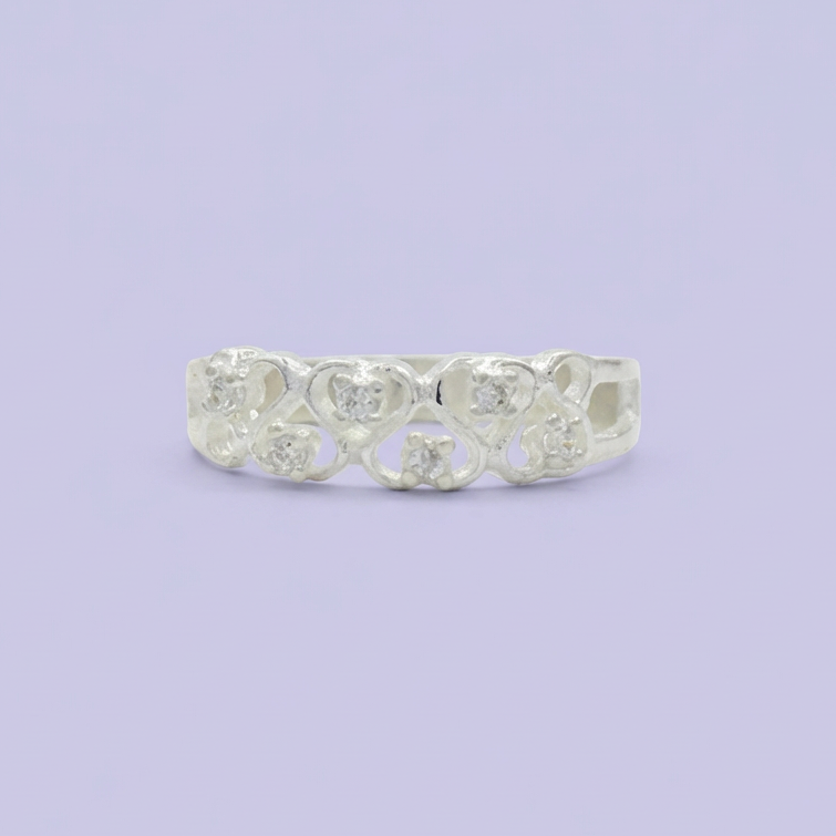 Anillo de Plata .925 con Diseño de Corazones Incrustado de Zirconias mod. 1859