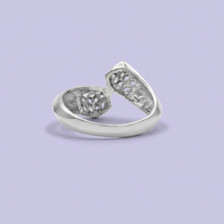 Anillo de Plata .925 con Diseño de Abierto Incrustado de Zirconias Cuadrada mod. 1822