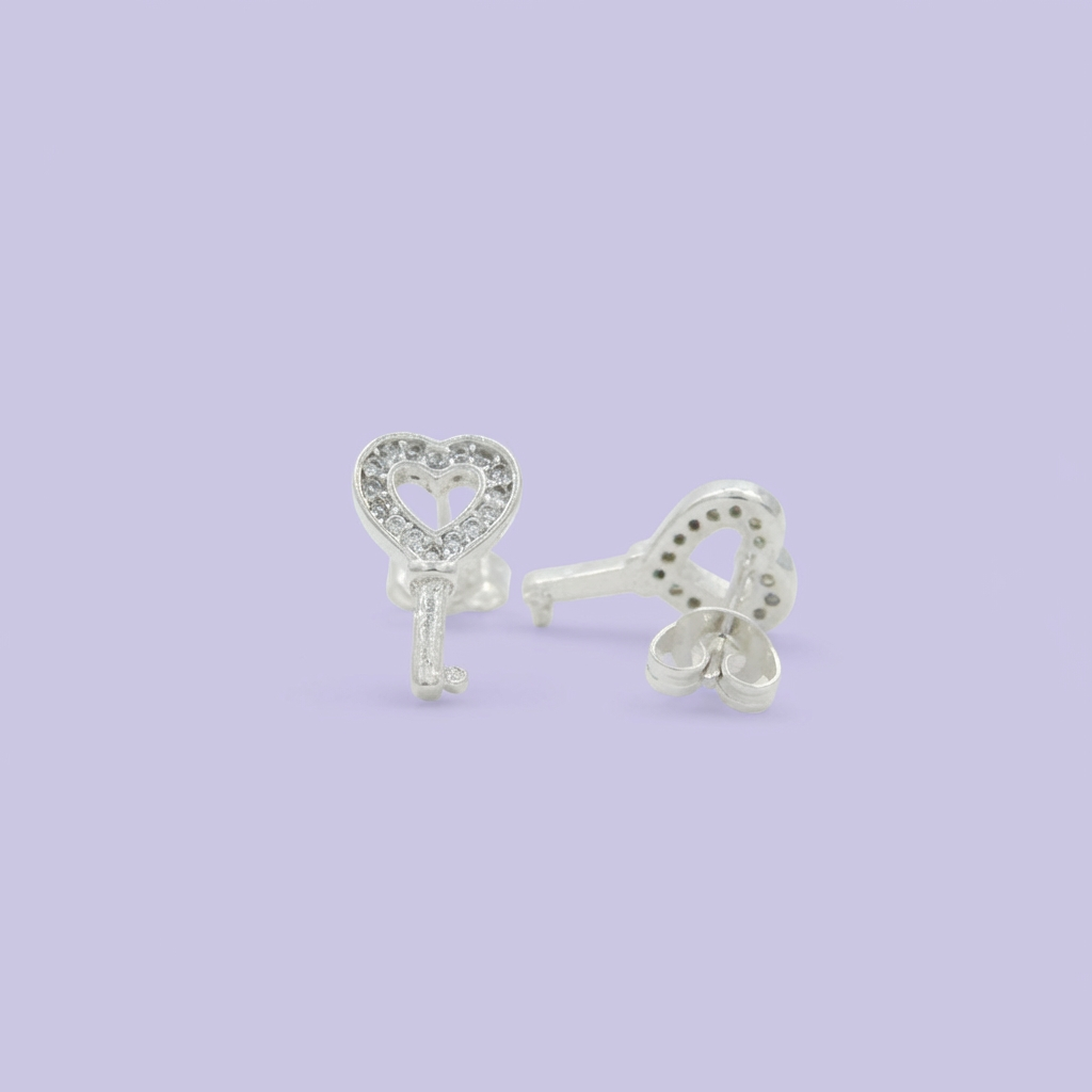 Arete de Plata .925 con Diseño de Llave con Corazón Incrustado de Zirconia Relucientes mod. 1919