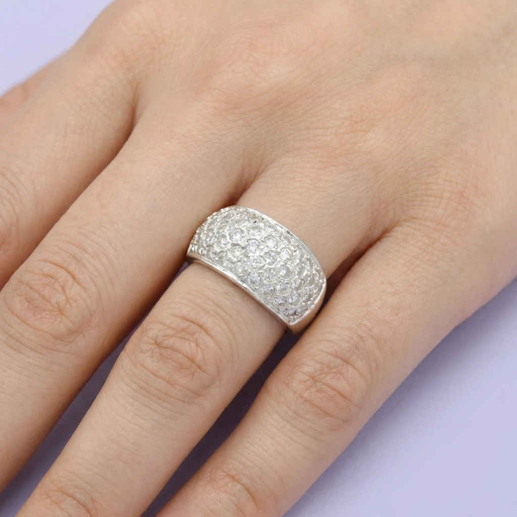 Anillo de Plata .925 con Diseño Glamoroso Incrustado de Zirconias mod. 1823