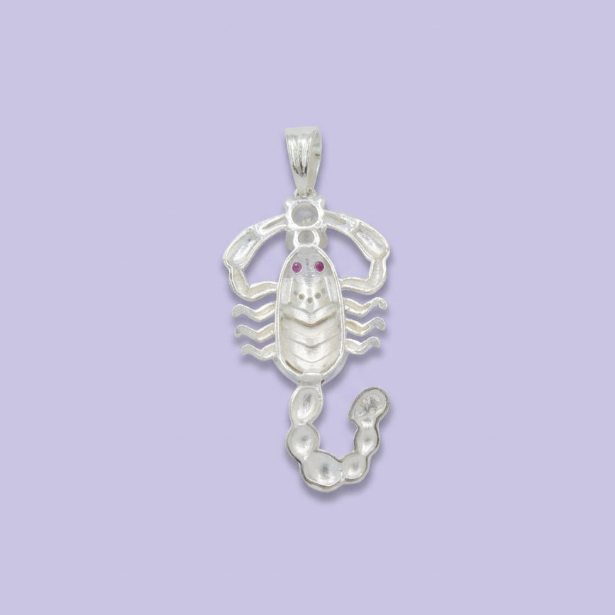 Dije de Plata .925 con Diseño de Escorpión Incrustado de Zirconias Brillantes mod. 1790