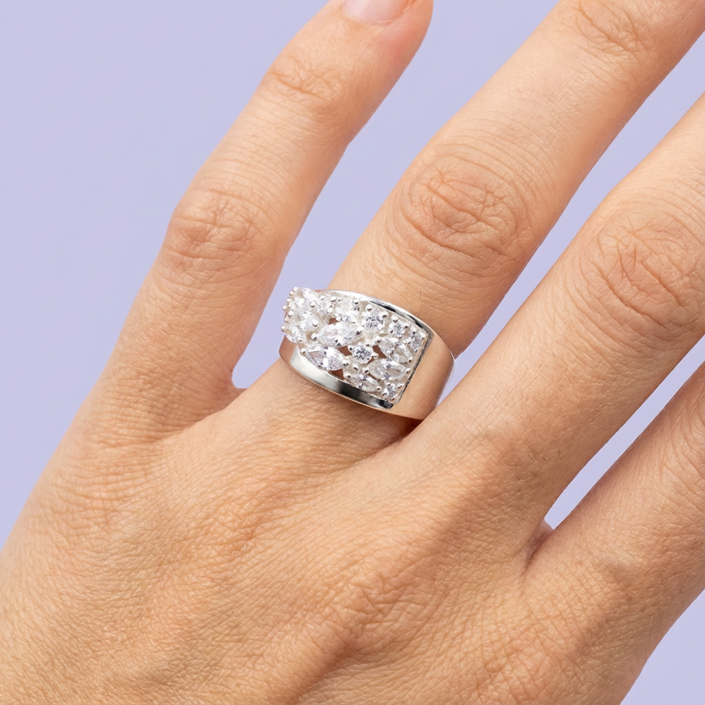 Anillo de Plata .925 con Diseño de Especial Incrustado de Zirconias mod. 1821