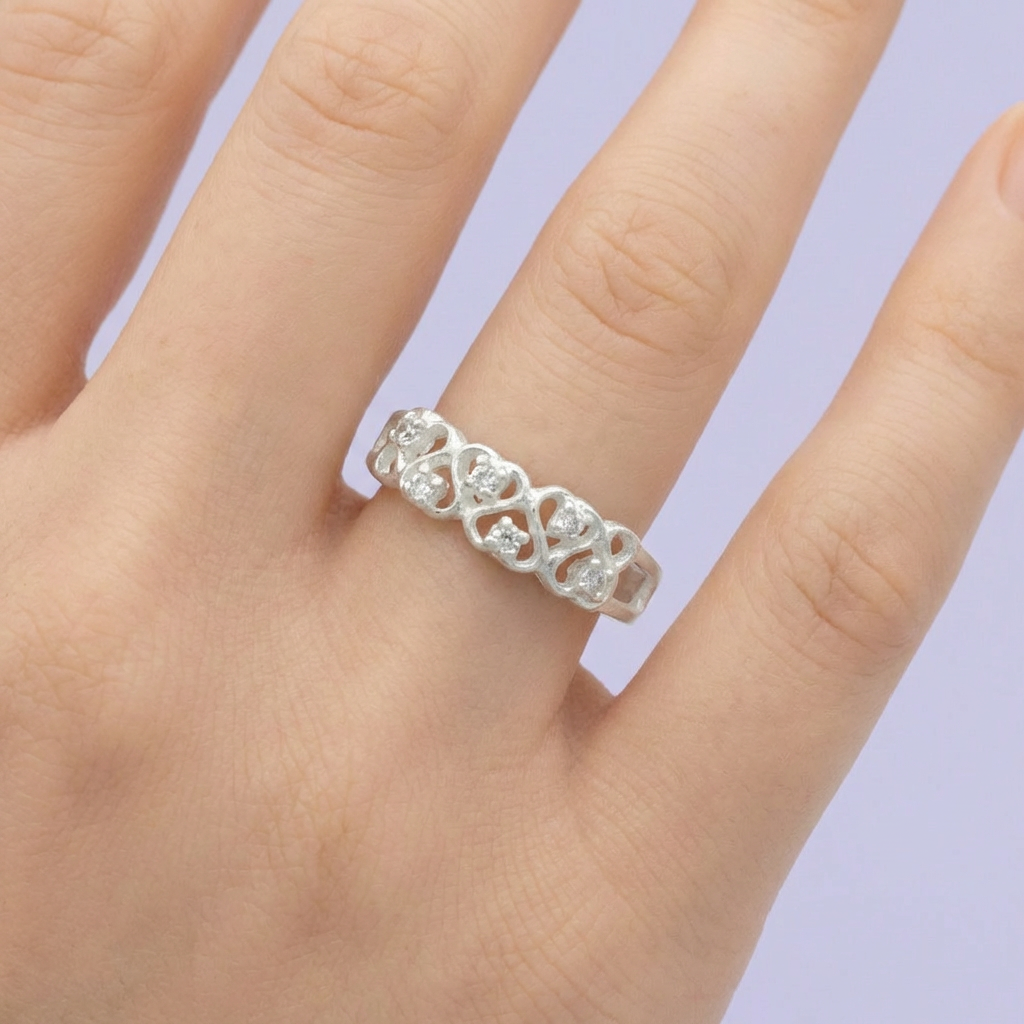 Anillo de Plata .925 con Diseño de Corazones Incrustado de Zirconias mod. 1859