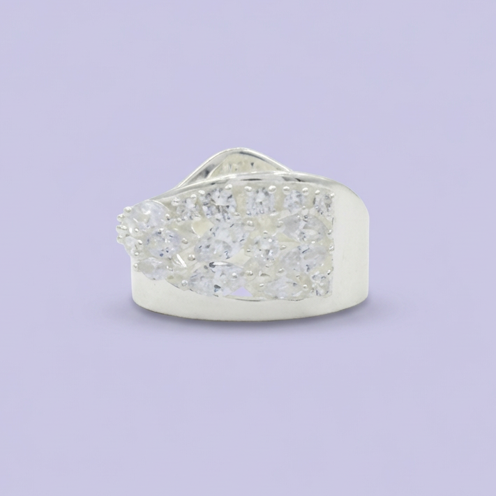 Anillo de Plata .925 con Diseño de Especial Incrustado de Zirconias mod. 1821