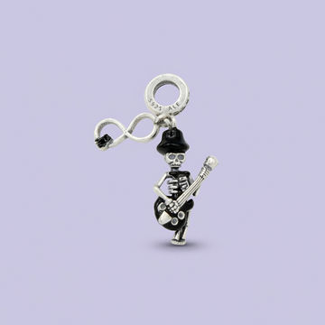 Dije de Plata .925 Estilo Charm con Diseño de Esqueleto Músico con mod. 1945