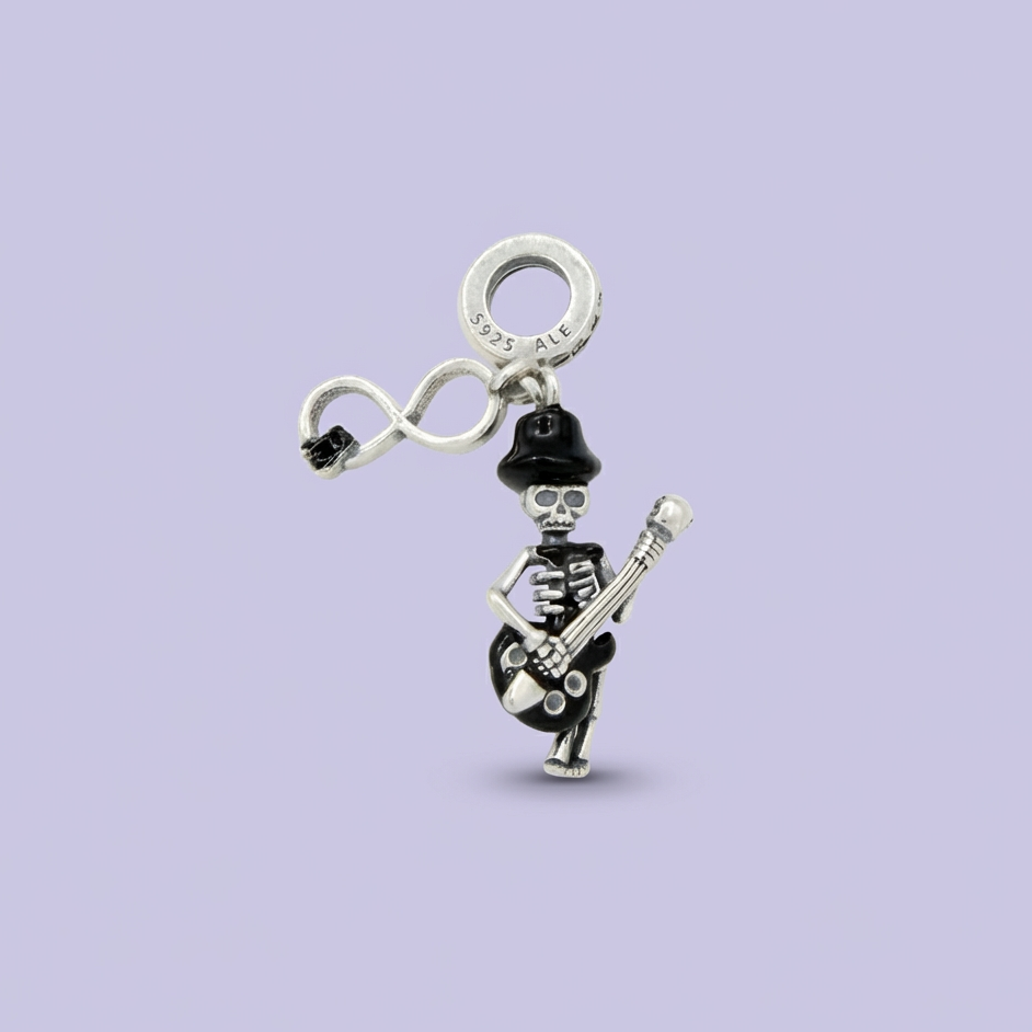 Dije de Plata .925 Estilo Charm con Diseño de Esqueleto Músico con mod. 1945