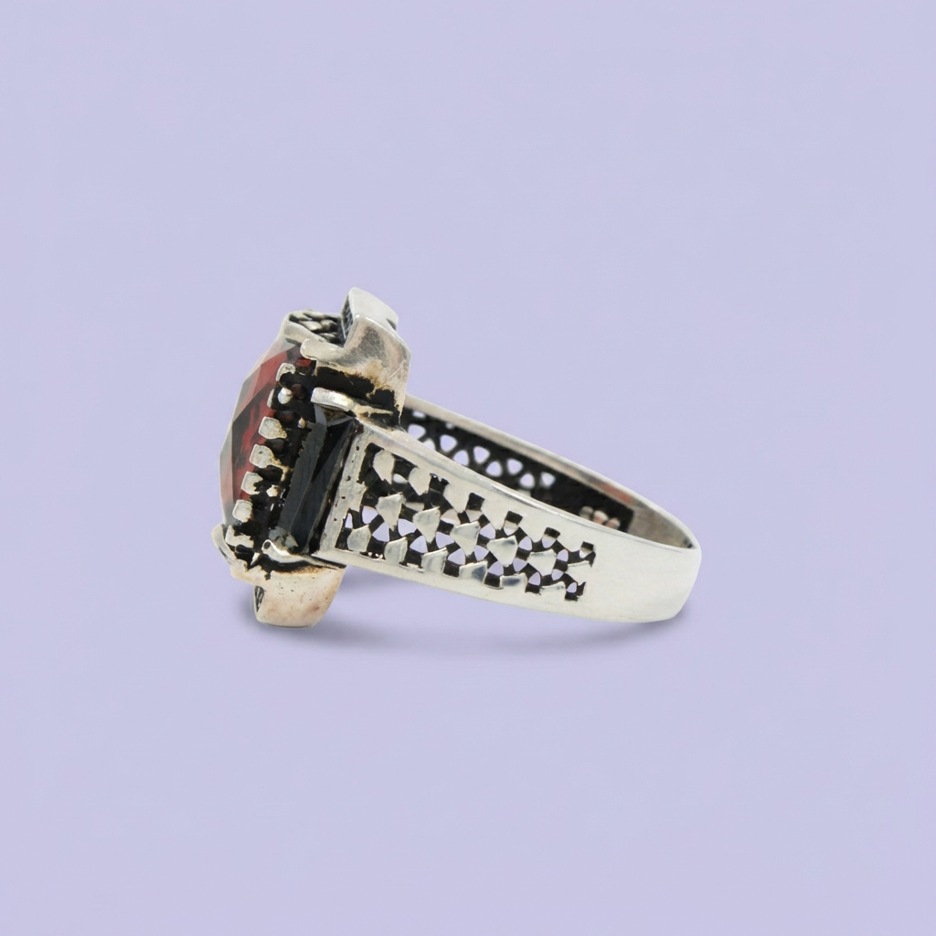 Anillo de Plata .925 Diseño con Zirconia Roja Facetada Cuadrada mod. 1984
