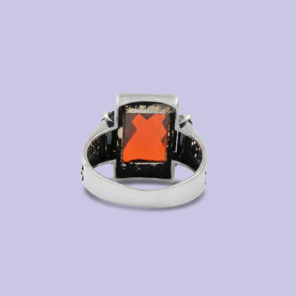 Anillo de Plata .925 Diseño con Zirconia Roja Facetada Cuadrada mod. 1984