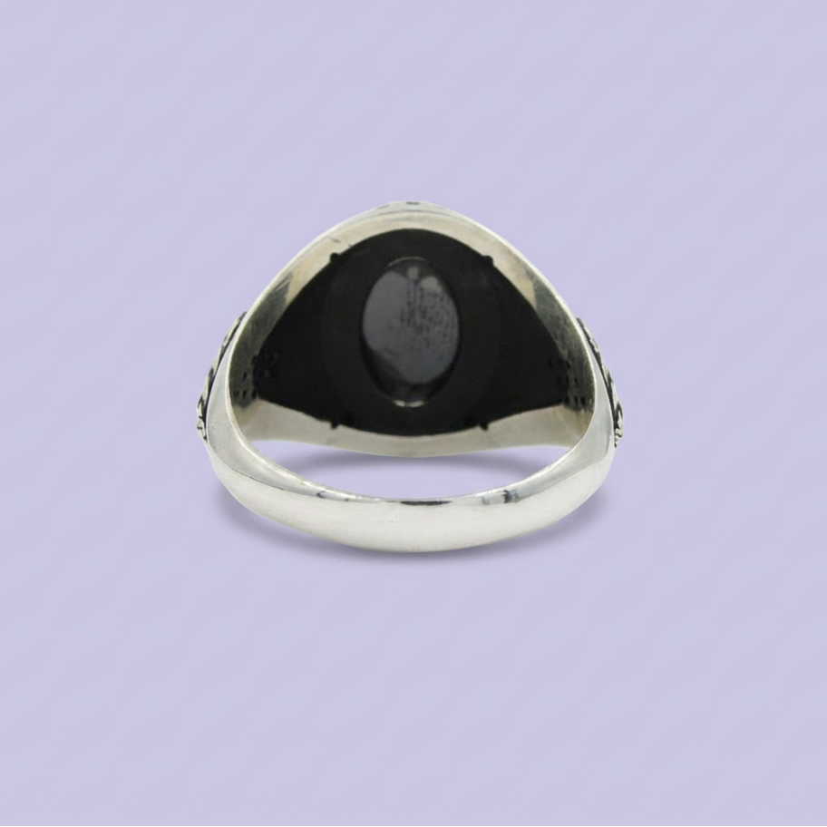 Anillo de Plata .925 con Diseño Oval Incrustado de Ónix mod. 1985