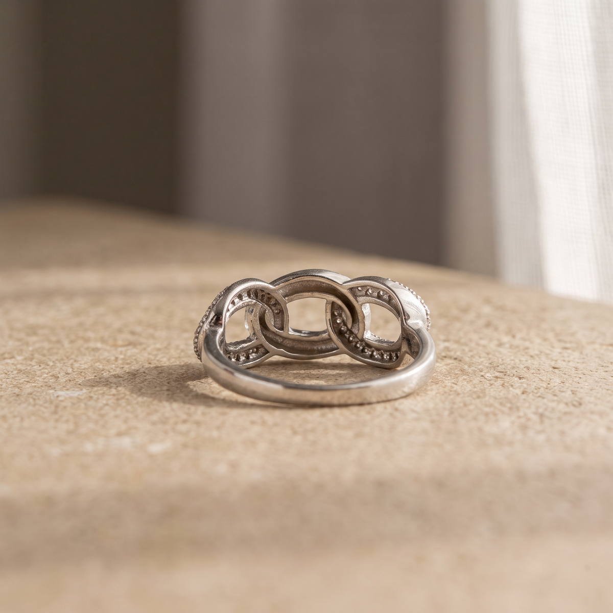 Anillo de Plata. 925 con Diseño de Eslabón Ancho con Incrustación de Zirconia mod.3263