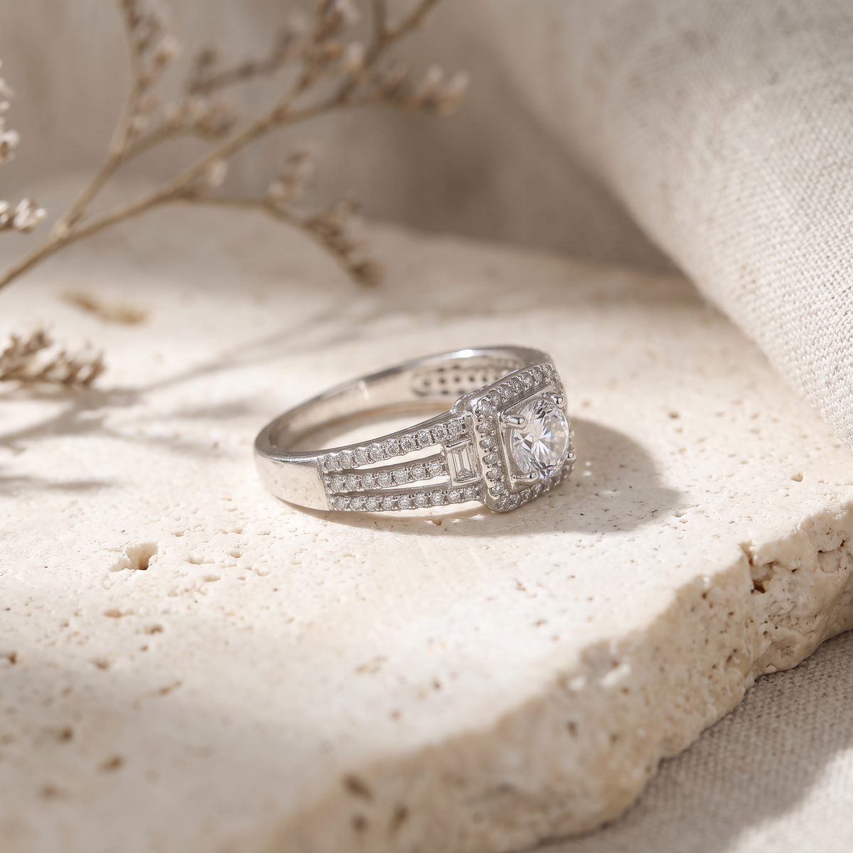 Anillo de Plata. 925 con Diseño Cuadrado e Incrustación de Zirconias Finas mod.3254