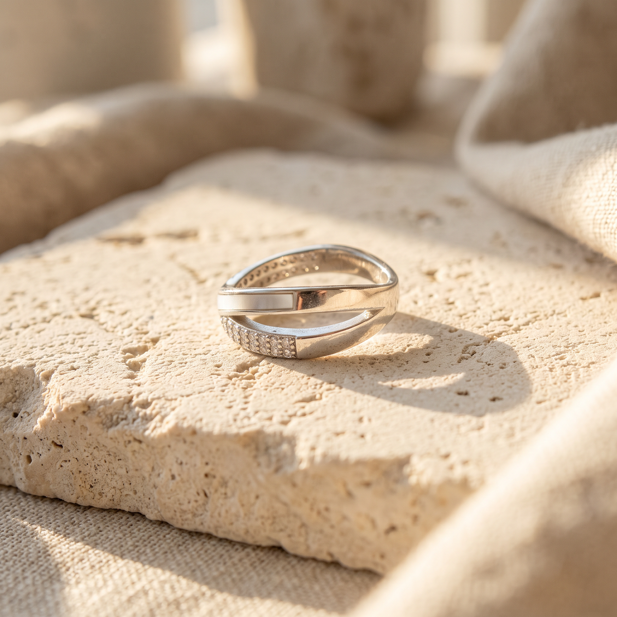 Anillo de Plata. 925 Con Diseño de X Con Madre Perla e Incrustación de Zirconia mod.3252