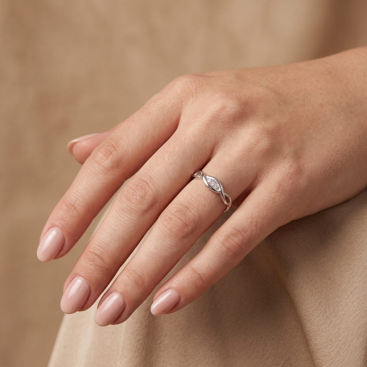 Anillo de Plata. 925 Con Diseño de Lazo Eterno y Centro de Zirconiamod.3253
