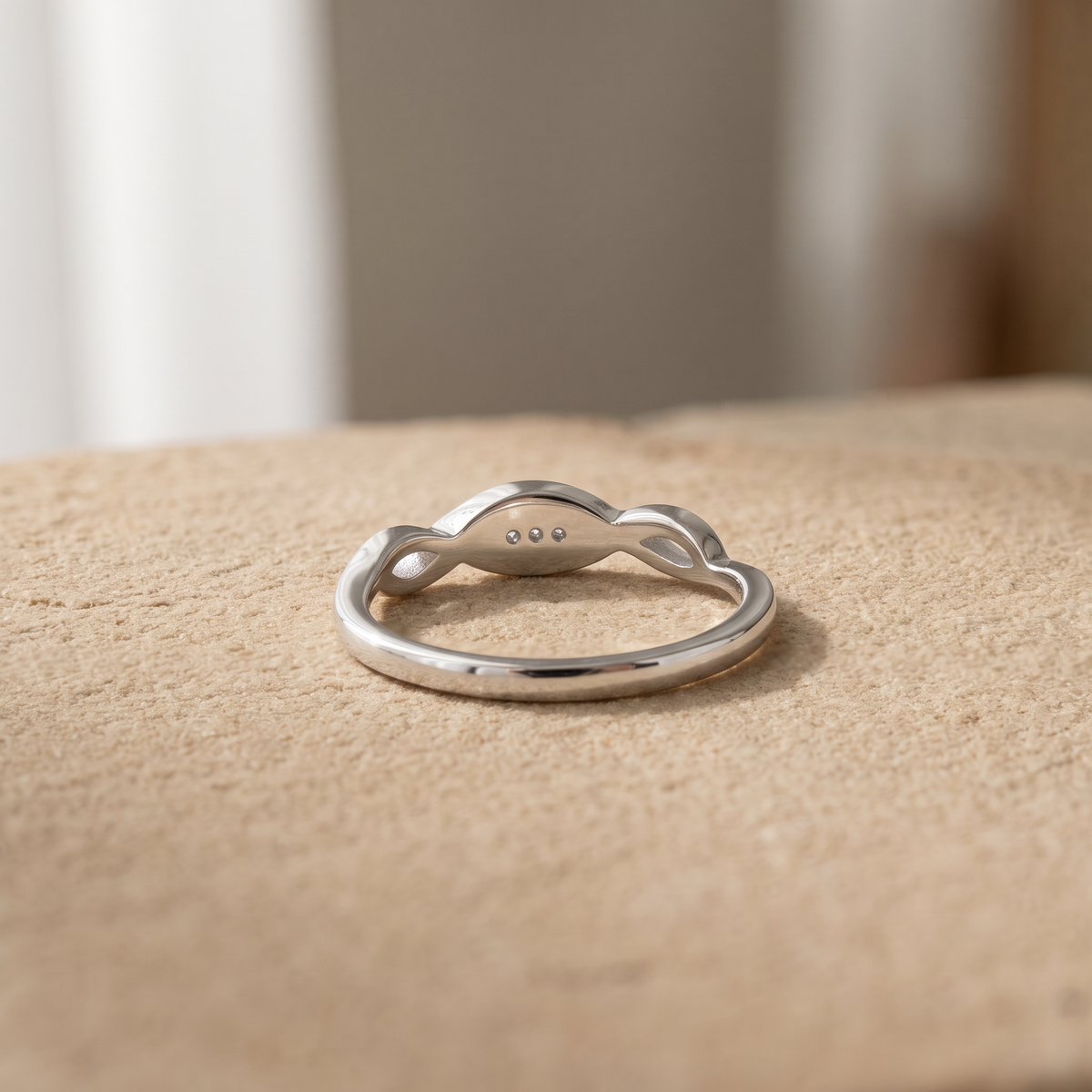 Anillo de Plata. 925 Con Diseño de Lazo Eterno y Centro de Zirconiamod.3253