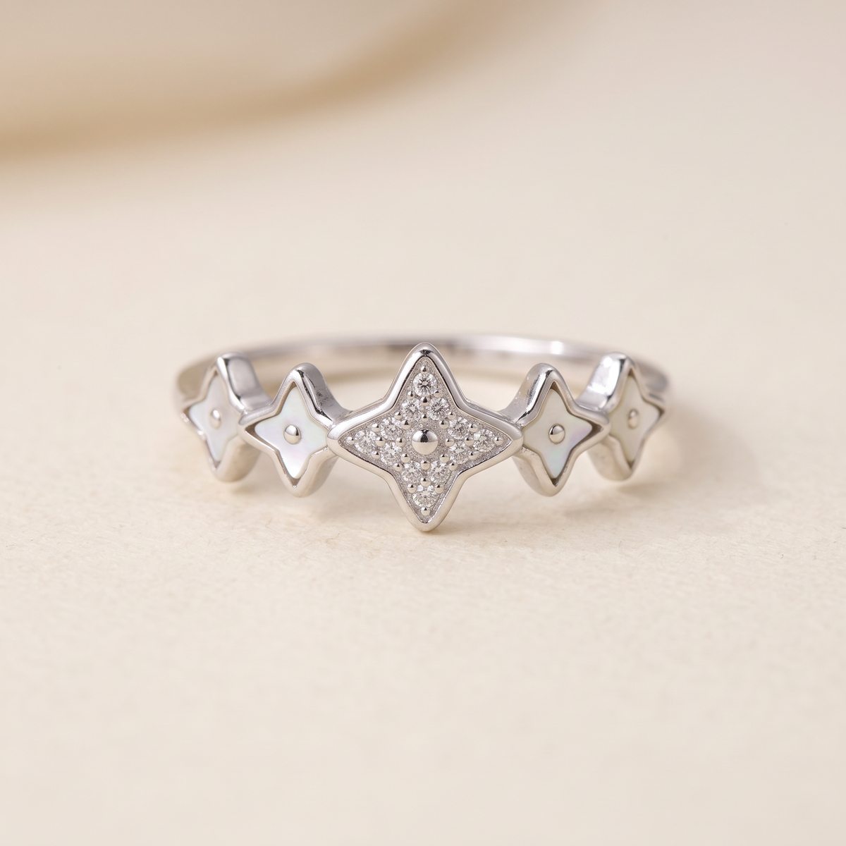Anillo de Plata. 925 con Diseño de Estrellas  y Madre Perla con Zirconia mod.3251