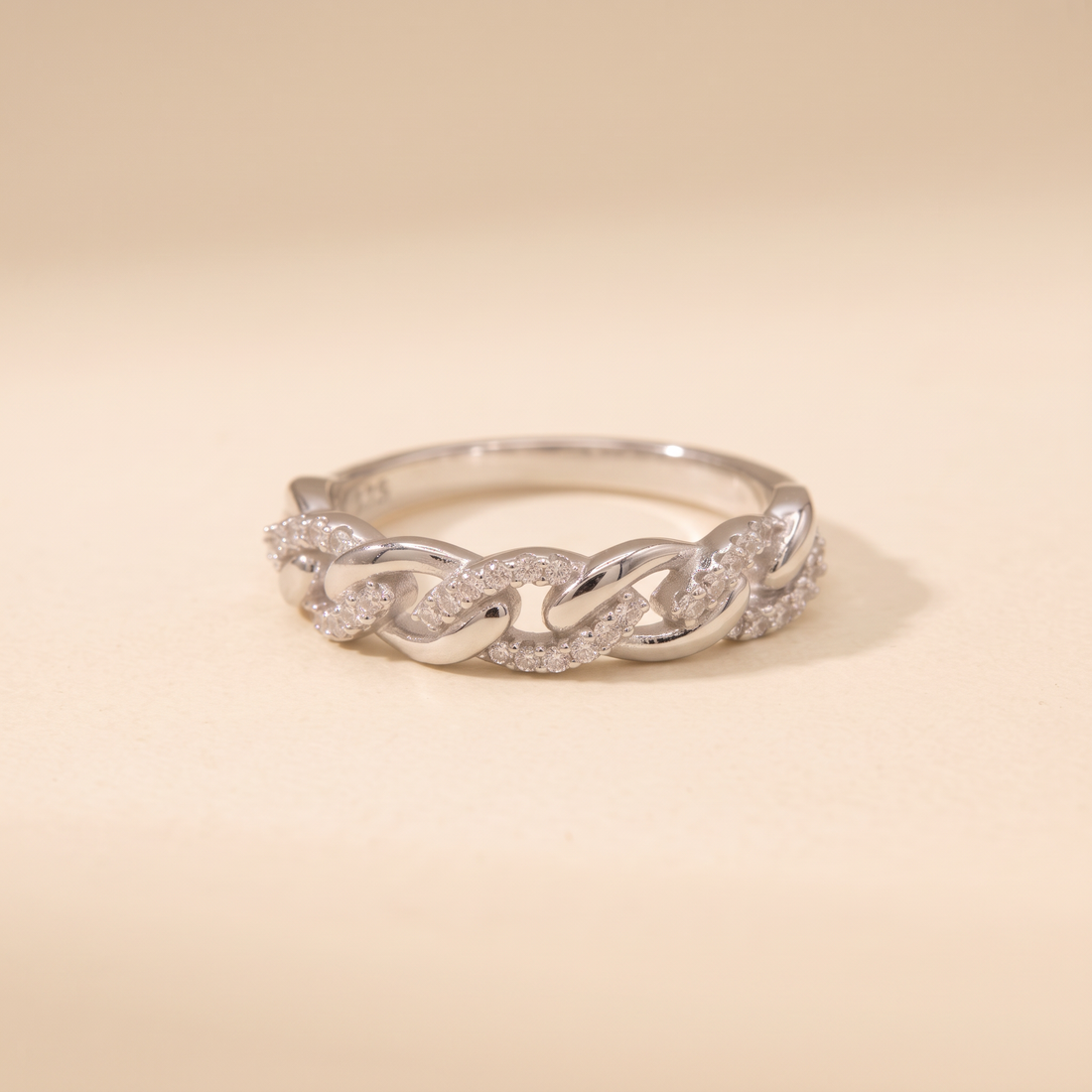 Anillo de Plata. 925 con Diseño de Cadena Delgada e Incrustación de Zirconia mod.3264