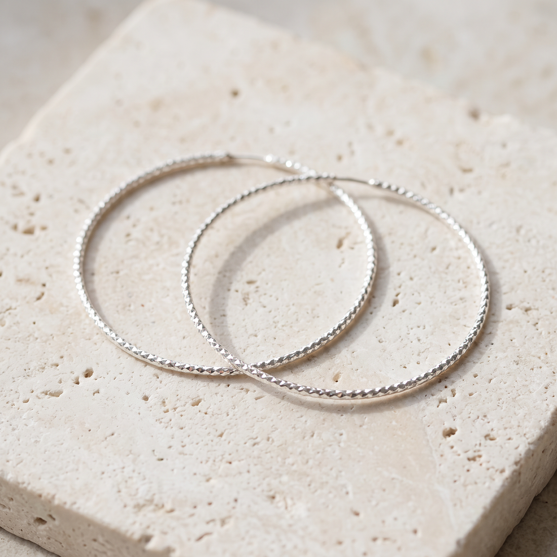 Arracada de Plata .925 Diseño Circular con Diamantado Rombo Fino mod. 3311