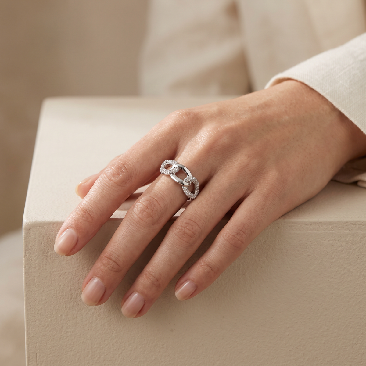 Anillo de Plata. 925 con Diseño de Eslabón Ancho con Incrustación de Zirconia mod.3263