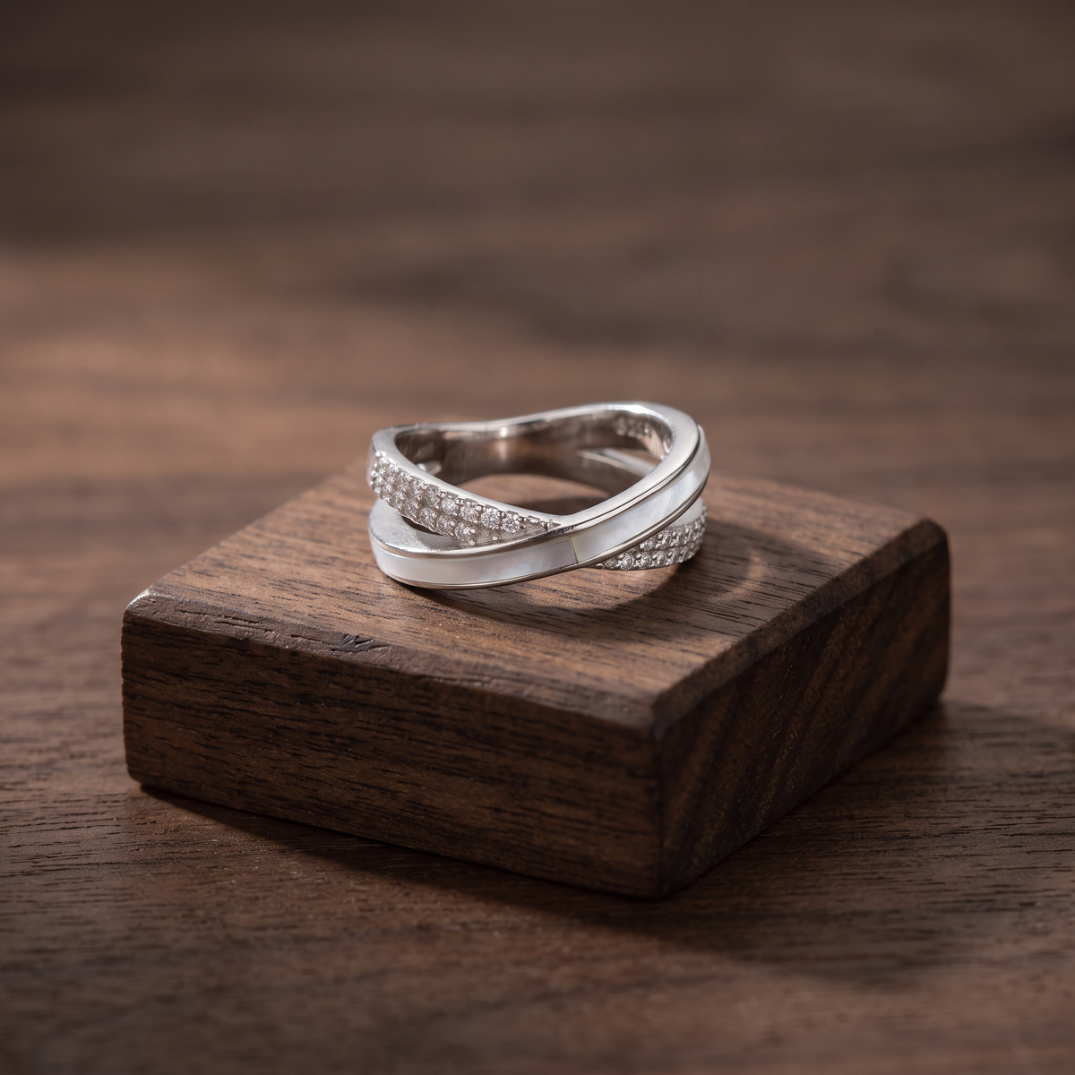 Anillo de Plata. 925 Con Diseño de X Con Madre Perla e Incrustación de Zirconia mod.3252